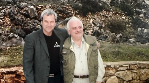Ο πρόεδρος του ΣΚΟΙ (δεξιά) με άριστο σκοπευτή και εκπαιδευτή σκοποβολής από το Ισραήλ