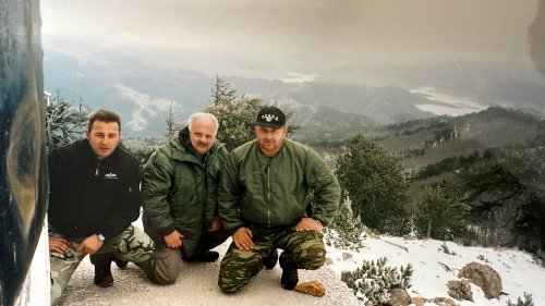 Άσκηση Ορεινής Διάσωσης: ο Γιάννης και ο Βαγγέλης Τσούλιας, αριστερά και δεξιά του προέδρου Λάμπρου Παπαδήμα