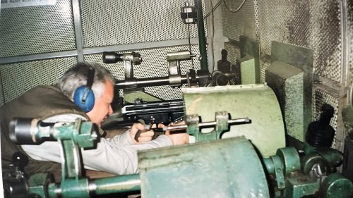 Ο Λάμπρος Παπαδήμας με G3 στο δοκιμαστήριο όπλων της ΕΒΟ - 1998